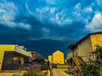 Schweres Gewitter ?ber Urlaubsregion in Kroatien: Beeindruckende Superzelle mit starkem Gewitter zieht ?ber die kroatische K?stenstadt Split - zahlreiche Blitzeinschl?ge in der Gewitterfront - Abk?hlung nach schw?lwarmen Temperaturen von 35 Grad-stock-foto