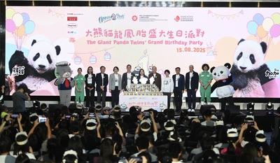 HONG KONG, CHINA - AUGUST 15: Guests attend the grand birthday party for giant panda twins Jia Jia and De De at the Ocea-stock-foto
