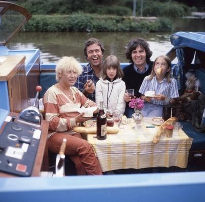 Rainer Holbe Rainer Holbe, deutscher Journalist und Fernsehmoderator, mit seiner Familie im Urlaub in Irland, ca. 1984.-stock-foto