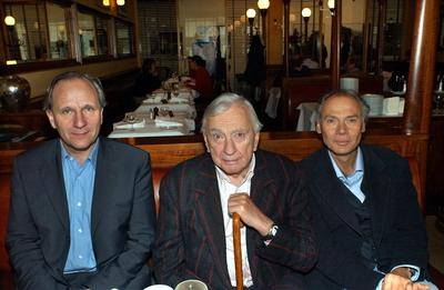 1/ Portrait: v.l. Ulrich Schreiber, Gore Vidal & Gerhard Uhlig im Berliner Kaffee Einstein, Festivalleiter, amerikanisch-stock-foto
