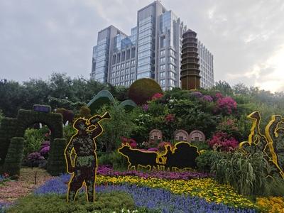 BEIJING, CHINA - AUGUST 17: Floral decoration marking the 80th anniversary of the victory in the Chinese People s War of-stock-foto
