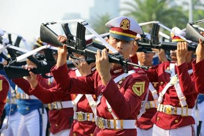 JAKARTA, INDONESIA - AUGUST 17: Indonesian honor march in a ceremony to mark 80th anniversary of Indonesia s Independenc-stock-foto