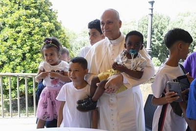 ITALY - POPE LEO XIV  ATTENDS A FESTIVE LUNCH WITH THE POOR OF THE DIOCESE OF ALBANO LAZIALE AT BORGO LAUDATO SI, IN THE GARDEN OF THE PONTIFICAL VILLAS IN CASTEL GANDOLFO  - 2025/8/17-stock-foto