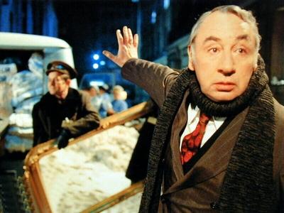 Philippe Noiret gor (Philippe Noiret) sucht verzweifelt nach einer Loesung. 1986 UnitedArchives01368131-stock-foto