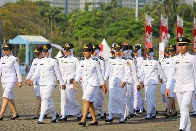 JAKARTA, INDONESIA - AUGUST 17: Indonesian female military police officers march past the National Monument (Monas) duri-stock-foto
