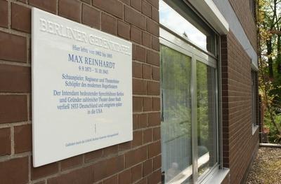 77/ Denkmal: Die Gedenktafel zu Ehren von Max Reinhardt wurde feierlich im Berliner Stadtteil Grunewald enth?llt, Fontan-stock-foto