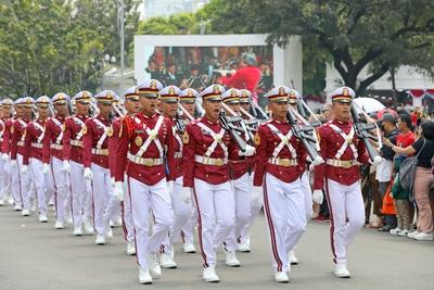 JAKARTA, INDONESIA - AUGUST 17: Indonesian honor march in a ceremony to mark 80th anniversary of Indonesia s Independenc-stock-foto