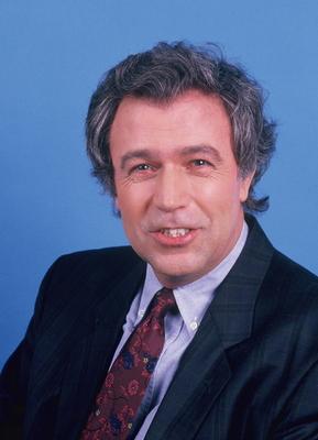 Moderator Rainer Holbe posiert am 12.02.1988 vor neutralen Hintergrund *** Moderator Rainer Holbe poses on 12 02 1988 ag-stock-foto