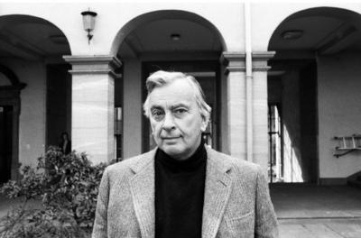 Bildnummer: 56650640  Datum: 01.10.1986  Copyright: imago/teutopressGore Vidal (Autor) 10/86 rag Gore Vidal w?hrend der Frankfurter Buchmesse 1986 Frankfurt Main USA Amerika Amerikaner amerikanischer Mann Autor Schriftsteller Literatur grauhaarig kurzhaarig leger Jackett Pullover Rolli Rollkragenpullover Pulli quer halb Portrait l?chelnd drau?en Frankfurt Main sw People Shooting x0x xsk 1986 quer Aufmacher  56650640 Date 01 10 1986 Copyright Imago teutopress Gore Vidal Author 10 86 RAG Gore Vidal during the Frankfurt Book Fair 1986 Frankfurt Main USA America Americans American Man Author Writer Literature grauhaarig short casual Jacket Sweater Rolli Roll collar sweater Pulli horizontal half Portrait smiling outside Frankfurt Main black and white Celebrities Shooting x0x xSK 1986 horizontal Highlight-stock-foto