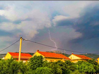 Schweres Gewitter ?ber Urlaubsregion in Kroatien: Beeindruckende Superzelle mit starkem Gewitter zieht ?ber die kroatische K?stenstadt Split - zahlreiche Blitzeinschl?ge in der Gewitterfront - Abk?hlung nach schw?lwarmen Temperaturen von 35 Grad-stock-foto