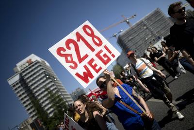 1. Mai DGB DEU, Deutschland, Germany, Berlin, 01.05.2024 Demonstrant mit Plakat Weg mit Paragraph ?? 218 und fuer selbst-stock-foto