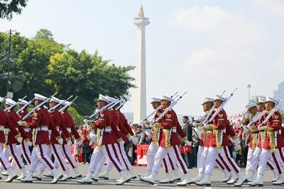 JAKARTA, INDONESIA - AUGUST 17: Indonesian honor march past the National Monument (Monas) during a ceremony to mark 80th-stock-foto