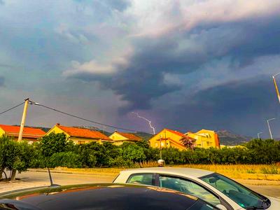 Schweres Gewitter ?ber Urlaubsregion in Kroatien: Beeindruckende Superzelle mit starkem Gewitter zieht ?ber die kroatische K?stenstadt Split - zahlreiche Blitzeinschl?ge in der Gewitterfront - Abk?hlung nach schw?lwarmen Temperaturen von 35 Grad-stock-foto