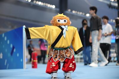 BEIJING, CHINA - AUGUST 14: Humanoid robot dressed as Wukong, or Monkey King, is seen prior to the opening ceremony of t-stock-foto