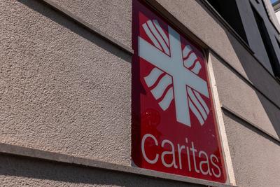 Caritas-Logo an der Geb?udefassade in Frankfurt-stock-foto