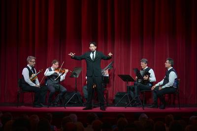 2025 - Konzert "Ich pfeif auf den Tod", mit Nikolaus Habjan und den Philharmonia Schrammeln im Stadttheater Gmunden, im  Rahmen der Salzkammergut Festwochen Gmunden, am 14.08.2025.-stock-foto