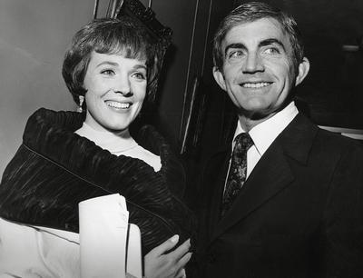 Blake Edwards with wife Julie Andrews circa 1972 Hollywood CA USA PUBLICATIONxINxGERxSUIxAUTxONLY-stock-foto