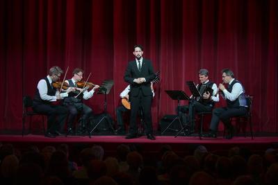 2025 - Konzert "Ich pfeif auf den Tod", mit Nikolaus Habjan und den Philharmonia Schrammeln im Stadttheater Gmunden, im  Rahmen der Salzkammergut Festwochen Gmunden, am 14.08.2025.-stock-foto