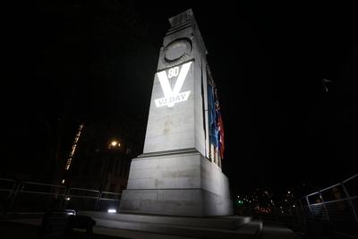 Landmarks Illuminated for VJ Day 80 Celebrations-stock-foto