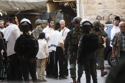 Israeli security forces stand guard as Israeli settlers tour in the Palestinian side of the old city and market of Hebron-stock-foto