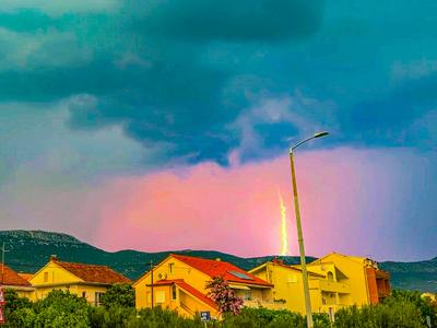 Schweres Gewitter ?ber Urlaubsregion in Kroatien: Beeindruckende Superzelle mit starkem Gewitter zieht ?ber die kroatische K?stenstadt Split - zahlreiche Blitzeinschl?ge in der Gewitterfront - Abk?hlung nach schw?lwarmen Temperaturen von 35 Grad-stock-foto
