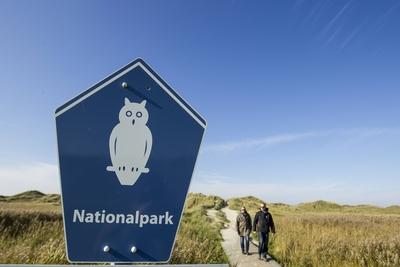 Hinweisschild Nationalpark Schleswig Holsteinisches Wattenmeer in Sankt Peter Ording Nationalpark Sc-stock-foto