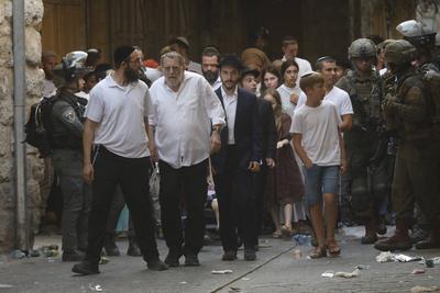 Israeli security forces stand guard as Israeli settlers tour in the Palestinian side of the old city and market of Hebron-stock-foto