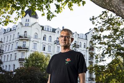 Der Schriftsteller Tim Staffel posiert f?r ein Bild in Berlin am 23. August 2023. Im Hintergurd das Haus am S?destern wo-stock-foto