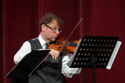 2025 - Konzert "Ich pfeif auf den Tod", mit Nikolaus Habjan und den Philharmonia Schrammeln im Stadttheater Gmunden, im  Rahmen der Salzkammergut Festwochen Gmunden, am 14.08.2025.-stock-foto
