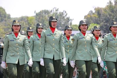 JAKARTA, INDONESIA - AUGUST 17: Indonesian female military police officers march in a ceremony to mark 80th anniversary-stock-foto