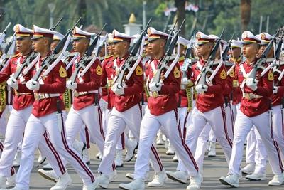 JAKARTA, INDONESIA - AUGUST 17: Indonesian honor perform during a ceremony to mark 80th anniversary of Indonesia s Indep-stock-foto