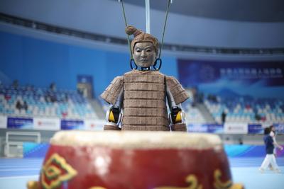 BEIJING, CHINA - AUGUST 14: Humanoid robot dressed as Terracotta Warrior is seen prior to the opening ceremony of the 20-stock-foto