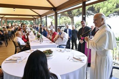 ITALY - POPE LEO XIV  ATTENDS A FESTIVE LUNCH WITH THE POOR OF THE DIOCESE OF ALBANO LAZIALE AT BORGO LAUDATO SI, IN THE GARDEN OF THE PONTIFICAL VILLAS IN CASTEL GANDOLFO  - 2025/8/17-stock-foto