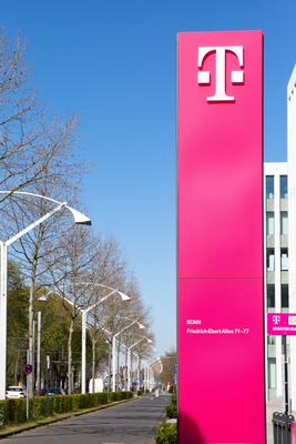 Deutsche Telekom, magentafarbene S?ule mit Telekomlogo vor blauem Himmel am Stammsitz in Bonn, NRW *** Deutsche Telekom-stock-foto