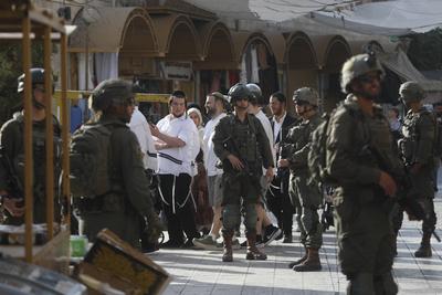 Israeli security forces stand guard as Israeli settlers tour in the Palestinian side of the old city and market of Hebron-stock-foto
