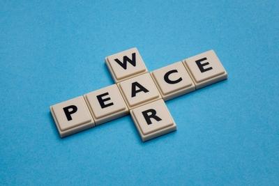 Buchstabensteine mit Peace und War Buchstabensteine mit Peace und War 24 04 2018 Borkwalde Brande-stock-foto