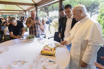 ITALY - POPE LEO XIV  ATTENDS A FESTIVE LUNCH WITH THE POOR OF THE DIOCESE OF ALBANO LAZIALE AT BORGO LAUDATO SI, IN THE GARDEN OF THE PONTIFICAL VILLAS IN CASTEL GANDOLFO  - 2025/8/17-stock-foto