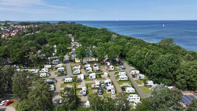 MV++Campingpark K?hlungsborn++ K?hlungsborn, Deutschland. Blick auch den Campingpark K?hlungsborn direkt am Strand der O-stock-foto