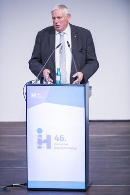 13.11.2023 - NRW-Gesundheitsminister Karl-Josef Laumann (CDU) beim 46. Deutschen Krankenhaustag unter dem Motto Zeitenwe-stock-foto