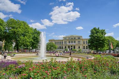 Springbrunnen, Zoo, Alfred-Brehm-Platz, Frankfurt am Main, Hessen, Deutschland *** Fountain, Zoo, Alfred Brehm Platz, Fr-stock-foto