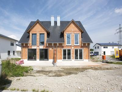 Neubau im Rohbau Ein neugebautes Wohnhaus befindet sich noch im Ausbau und Rohbau *** New building in shell construction-stock-foto