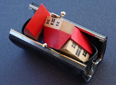Immobilien GER, 20240713, Symbolbild, immobilie , Haus in einer Geldb?rse *** real estate GER, 20240713, symbol image, r-stock-foto
