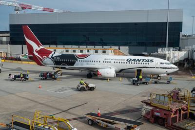 Melbourne, Australien, Qantas Airways Boeing 737-800 Mendoowoorrji Sonderbemalung auf dem Flughafen Melbourne Tullamarine-stock-foto