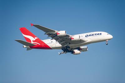 Singapur, Republik Singapur, Airbus A380 Passagierflugzeug der Qantas Airways im Landeanflug auf den Flughafen Changi-stock-foto
