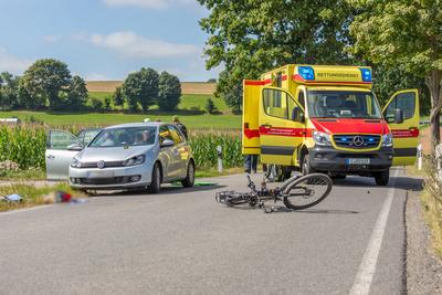 Schwerer Verkehrsunfall im Erzgebirge ? Radfahrer von PKW erfasst-stock-foto