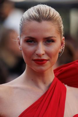 Festival de Cannes - Red Carpet - Closing Carpet Lena Gercke bei der Abschlusszeremonie der 77. Internationalen Filmfest-stock-foto