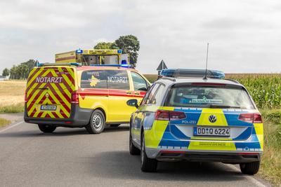 Schwerer Verkehrsunfall im Erzgebirge ? Radfahrer von PKW erfasst-stock-foto