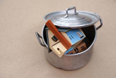 Immobilien GER, 20220811, Symbolbild, immobilie unter einem Kochdeckel *** Real estate GER, 20220811, symbol image, real-stock-foto