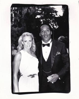 LOS ANGELES, CA - 1984: Nicole Brown and O.J. Simpson attend a function circa 1984 in Los Angeles, California. . PUBLICA-stock-foto
