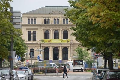 Bildnummer: 60651816  Datum: 23.08.2013  Copyright: imago/Sch?ningZoo Frankfurt, Alfred-Brehm-Platz, Frankfurt am Main, Hessen, Deutschland Zoo Frankfurt am Main Deutschland Gesellschaft GER xsp x0x 2013 quer Frankfurt Deutschland Hessen Frankfurt am Main Frankfurt / Main Ansicht Au?enansicht au?en aussen Aussenansicht Alfred-Brehm-Platz Zoo  60651816 Date 23 08 2013 Copyright Imago Sch?ning Zoo Frankfurt Alfred Brehm square Frankfurt at Main Hesse Germany Zoo Frankfurt at Main Germany Society ger xsp x0x 2013 horizontal Frankfurt Germany Hesse Frankfurt at Main Frankfurt Main View exterior view exterior exterior exterior view Alfred Brehm square Zoo-stock-foto